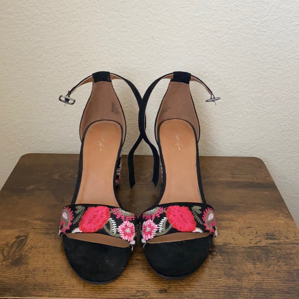Mari A. black heels with embroidered flowers